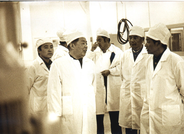 原湖南省副省長熊清泉在生產(chǎn)現(xiàn)場參觀