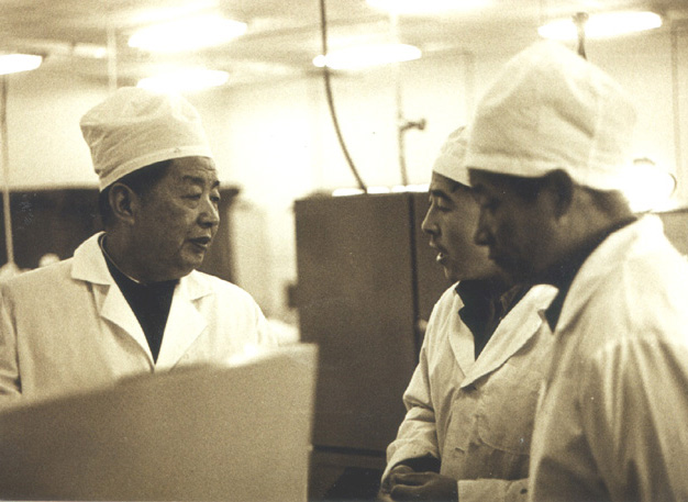 原湖南省副省長熊清泉在生產(chǎn)現(xiàn)場參觀