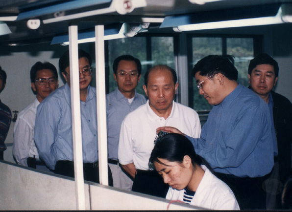 省廳領(lǐng)導(dǎo)和市政領(lǐng)導(dǎo)參觀生產(chǎn)線