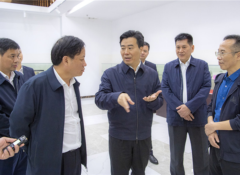 懷化市市長黎春秋在懷化建南機器廠調(diào)研